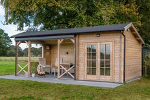 Blockhaus Kukka 700 x 350 x 279 cm - Mit seitlicher Veranda - Wandstarke 40 mm