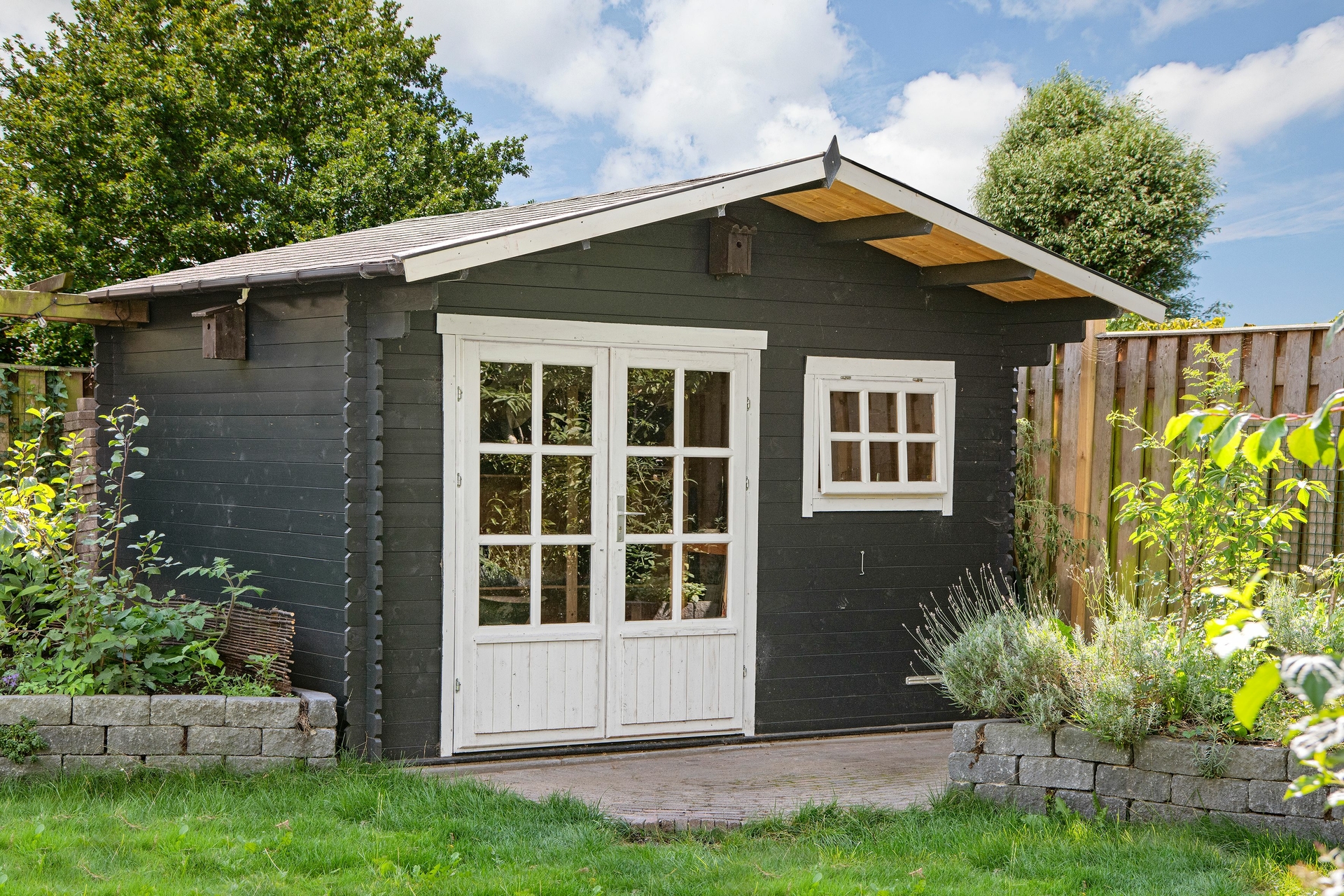 Blockhaus Ingmar 380 x 300 x 258 cm mit 80 cm Vordach - Wandstarke 28 mm