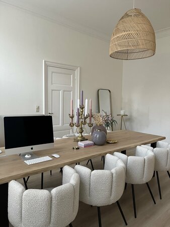 Eiche Baumstamm Tisch Zürich U-Fuß industriell