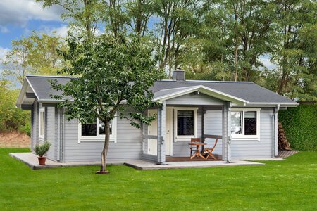 Gartenhaus Finn 1040 x 740+238 x 365 cm – Fertighaus aus Holz – Luxus-Chalet